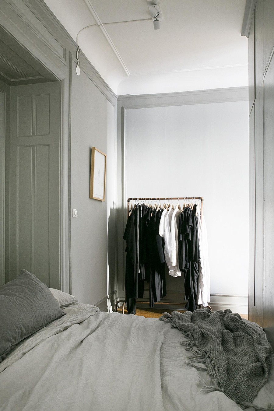 THIS WEEKS MOST INSPIRING // A BEAUTIFUL GREY APARTMENT
