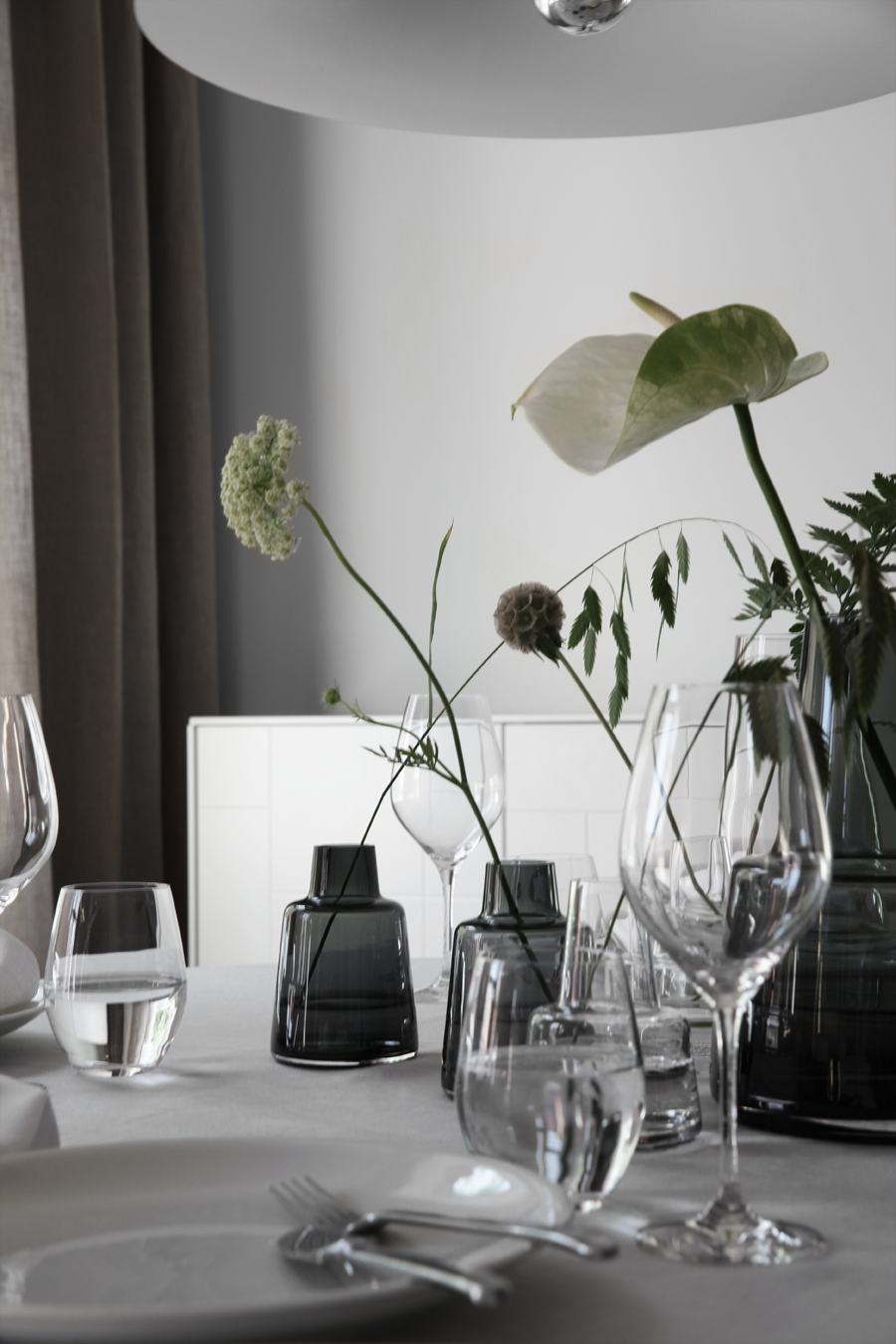 TABLESETTING FOR SUMMER WITH FLORA VASES