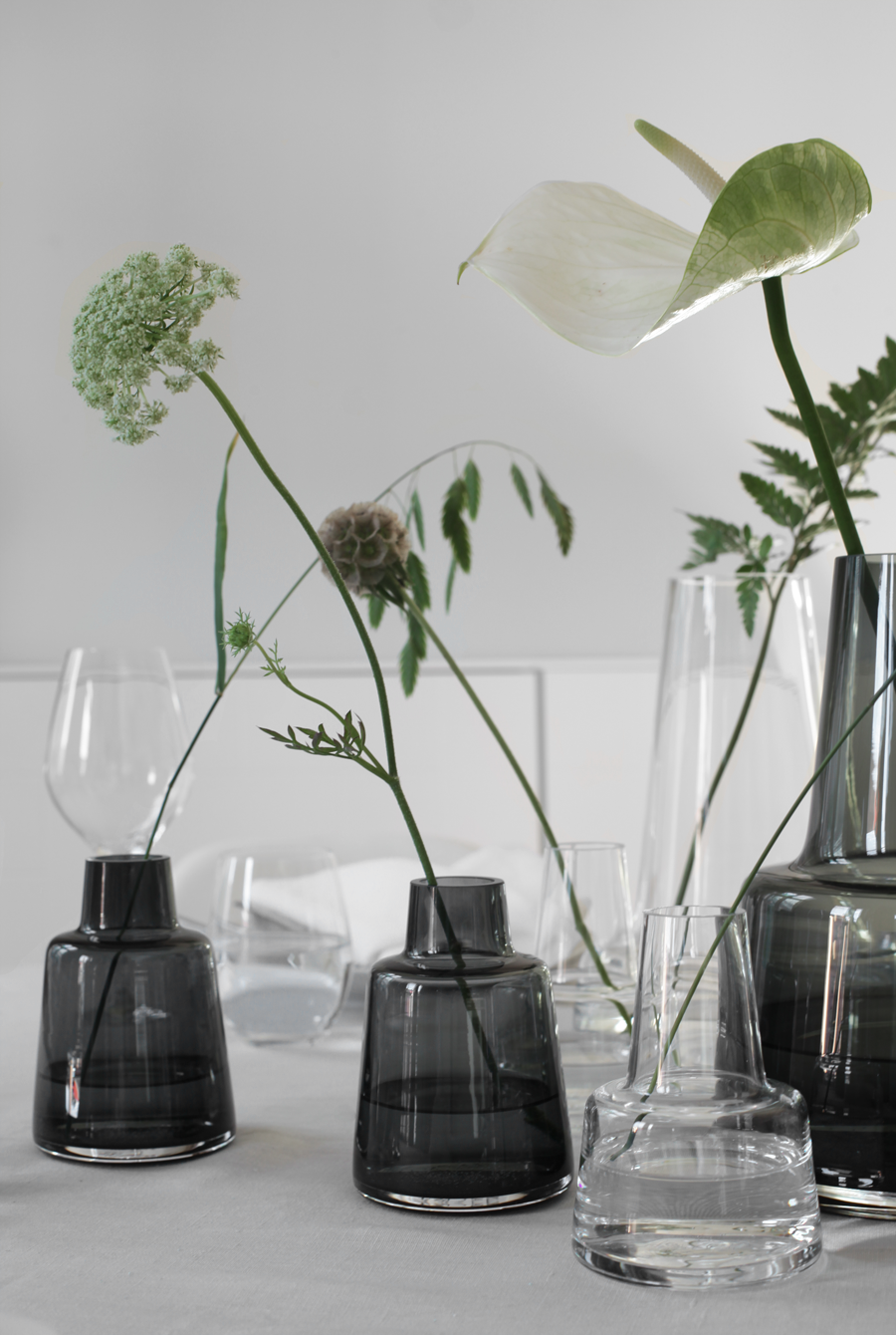 TABLESETTING FOR SUMMER WITH FLORA VASES