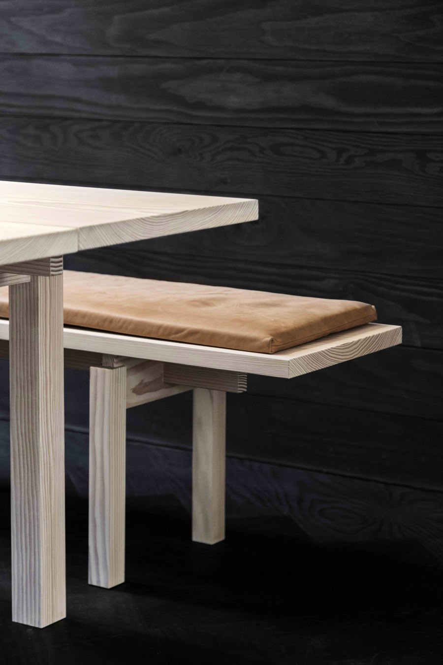 WOOD AND LEATHER, THE PERFECT COMBINATION