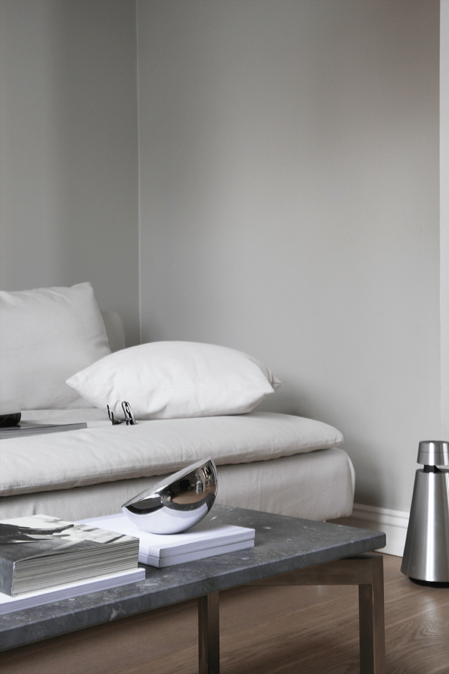 HOW TO STYLE YOUR SIDE TABLE WITH A FEW SELECTED OBJECTS