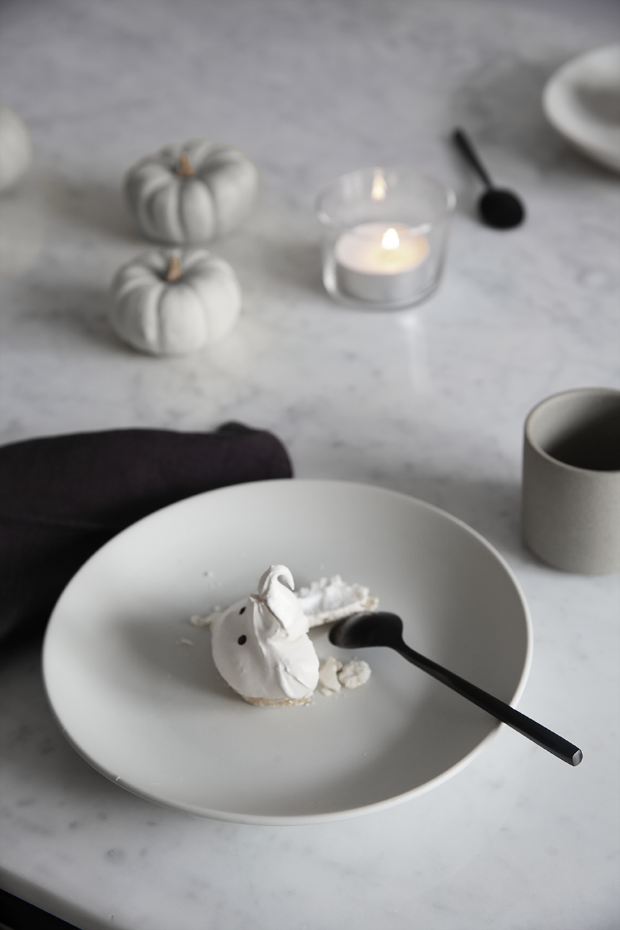 MERINGUE GHOSTS FOR HALLOWEEN