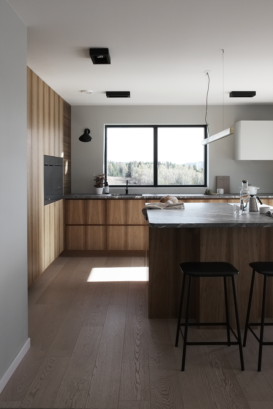 A MODERN FAMILY KITCHEN IN THE COUNTRYSIDE